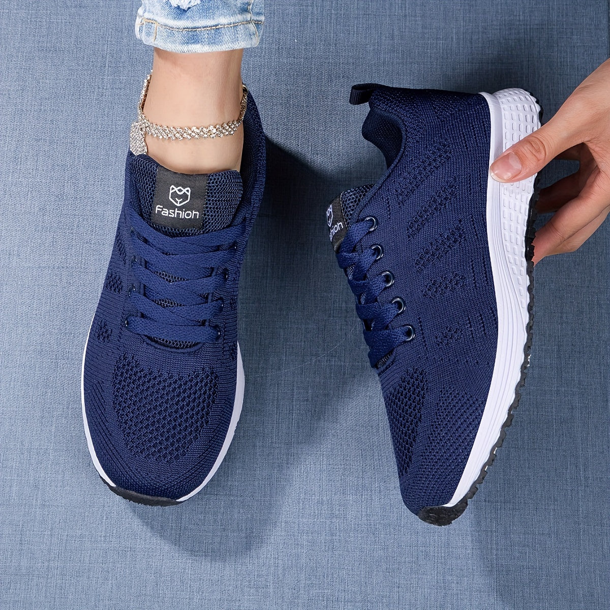 Damen Sneaker | geschlossene Silhouette mit definierter Laufsohle