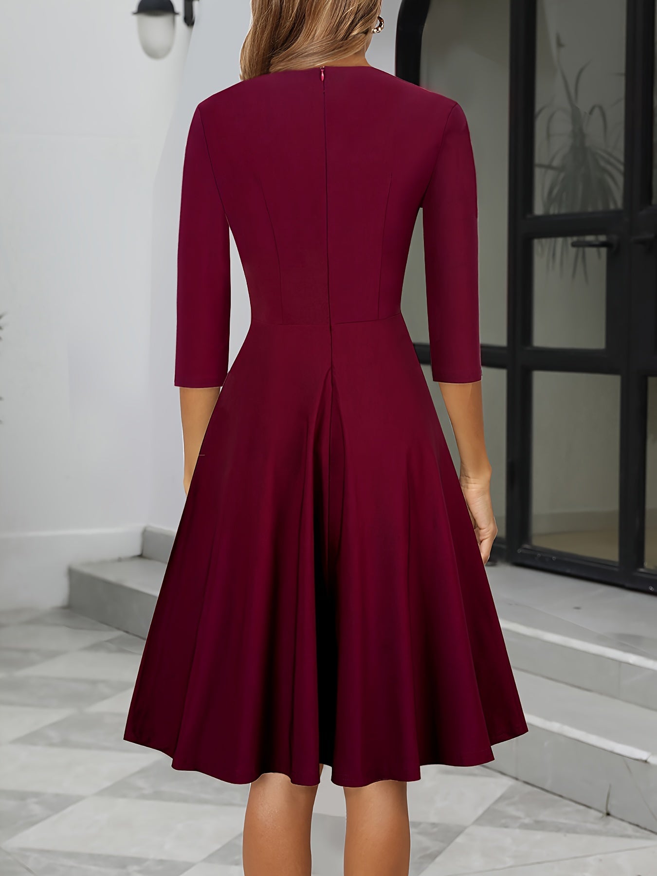 Damen Kleid | mittellange Silhouette mit ruhigem Aufbau