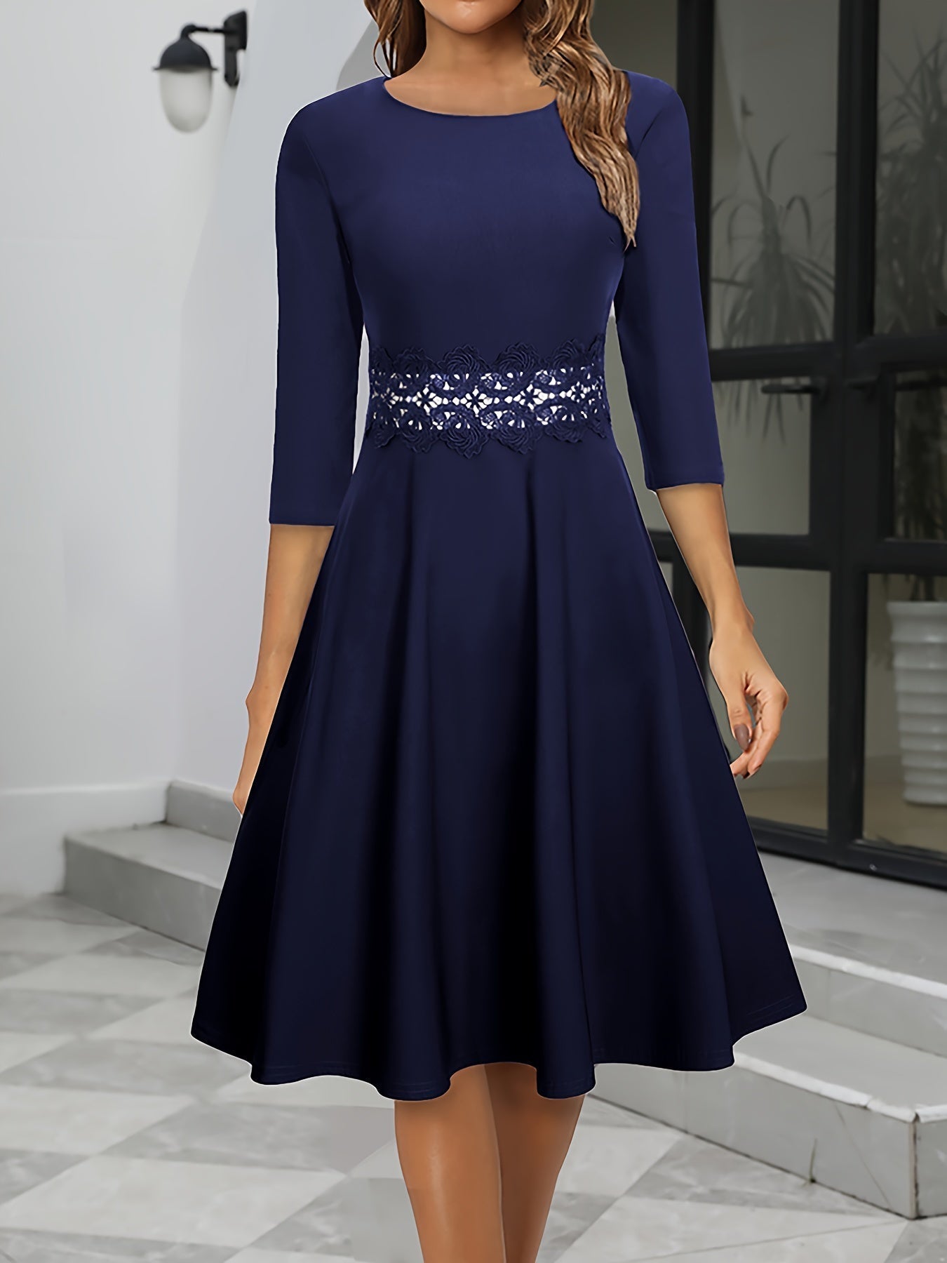 Damenkleid | Midi-Ausführung mit schlichtem Halsausschnitt