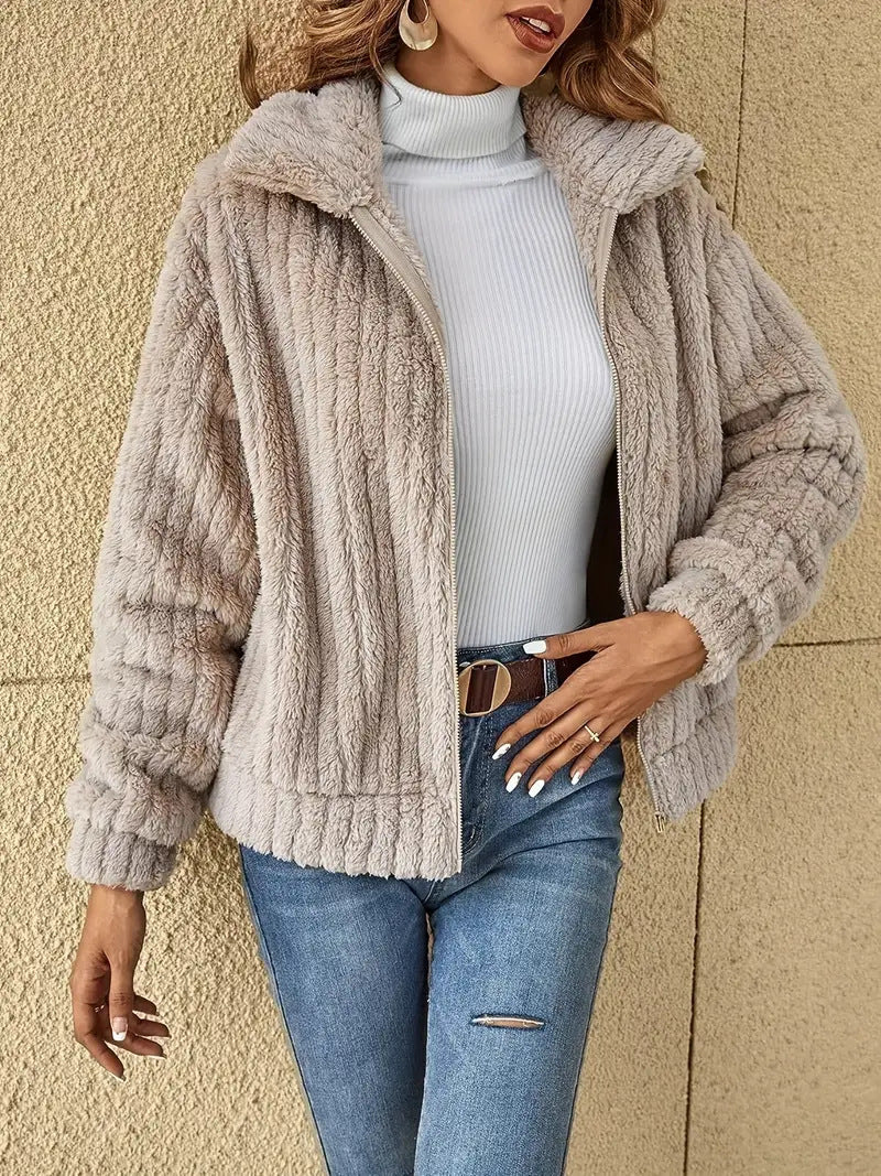 Damen Jacke | gerader Aufbau mit klarer Frontlinie