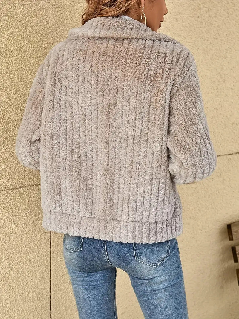 Damen Jacke | gerader Aufbau mit klarer Frontlinie