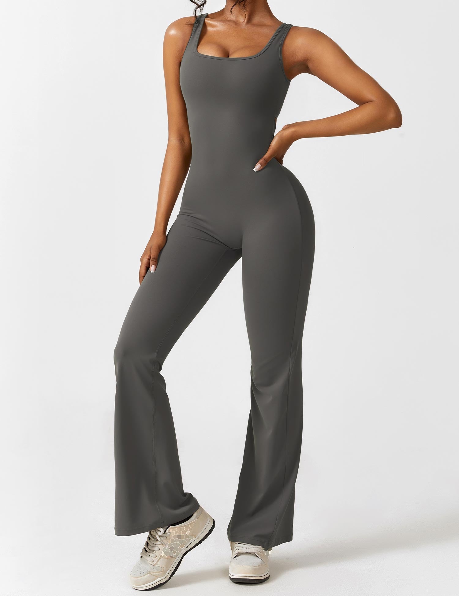 Jumpsuit Damen | Rückenausschnitt mit ausgestelltem Bein