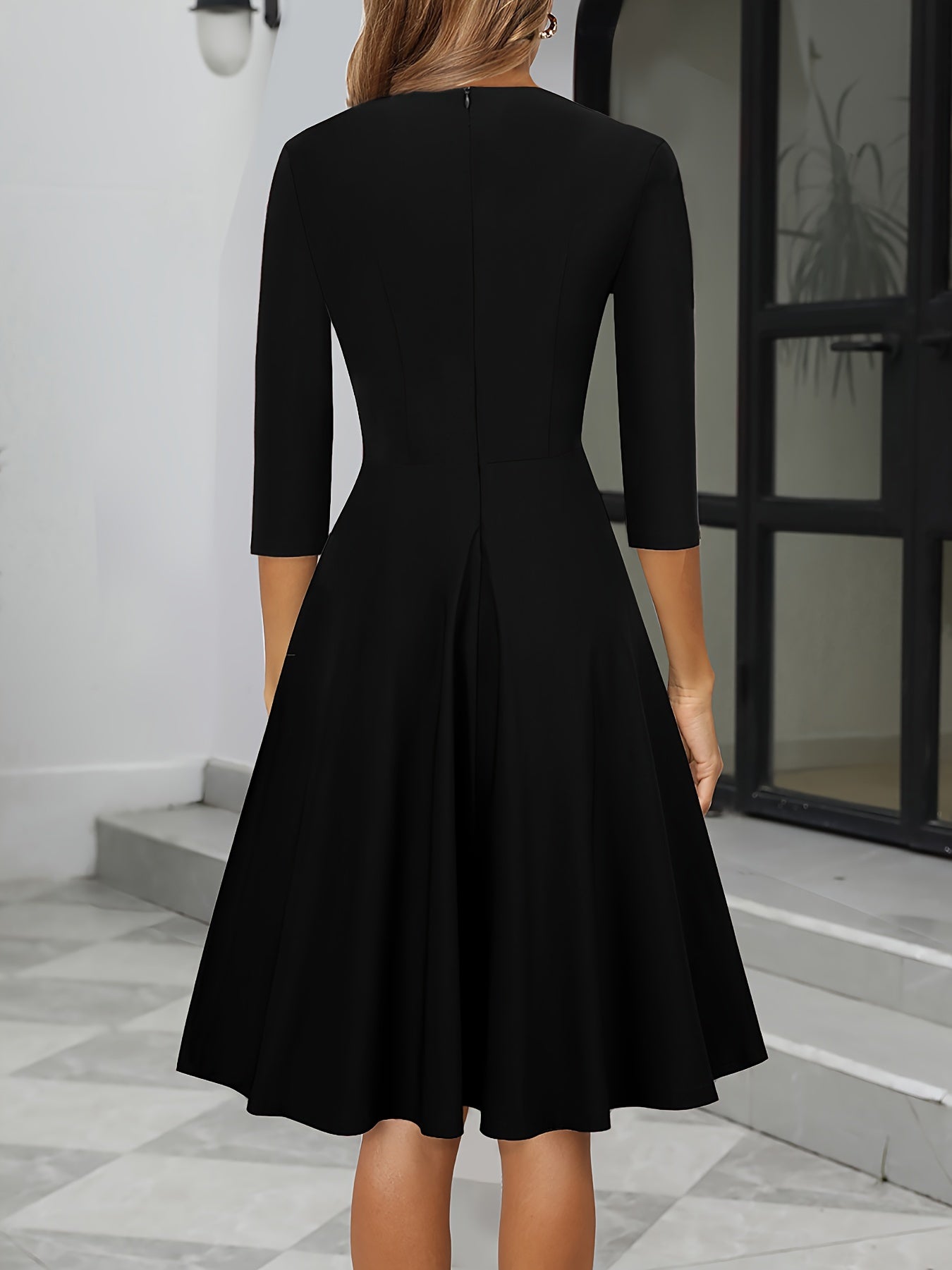 Damenkleid | Midi-Ausführung mit schlichtem Halsausschnitt