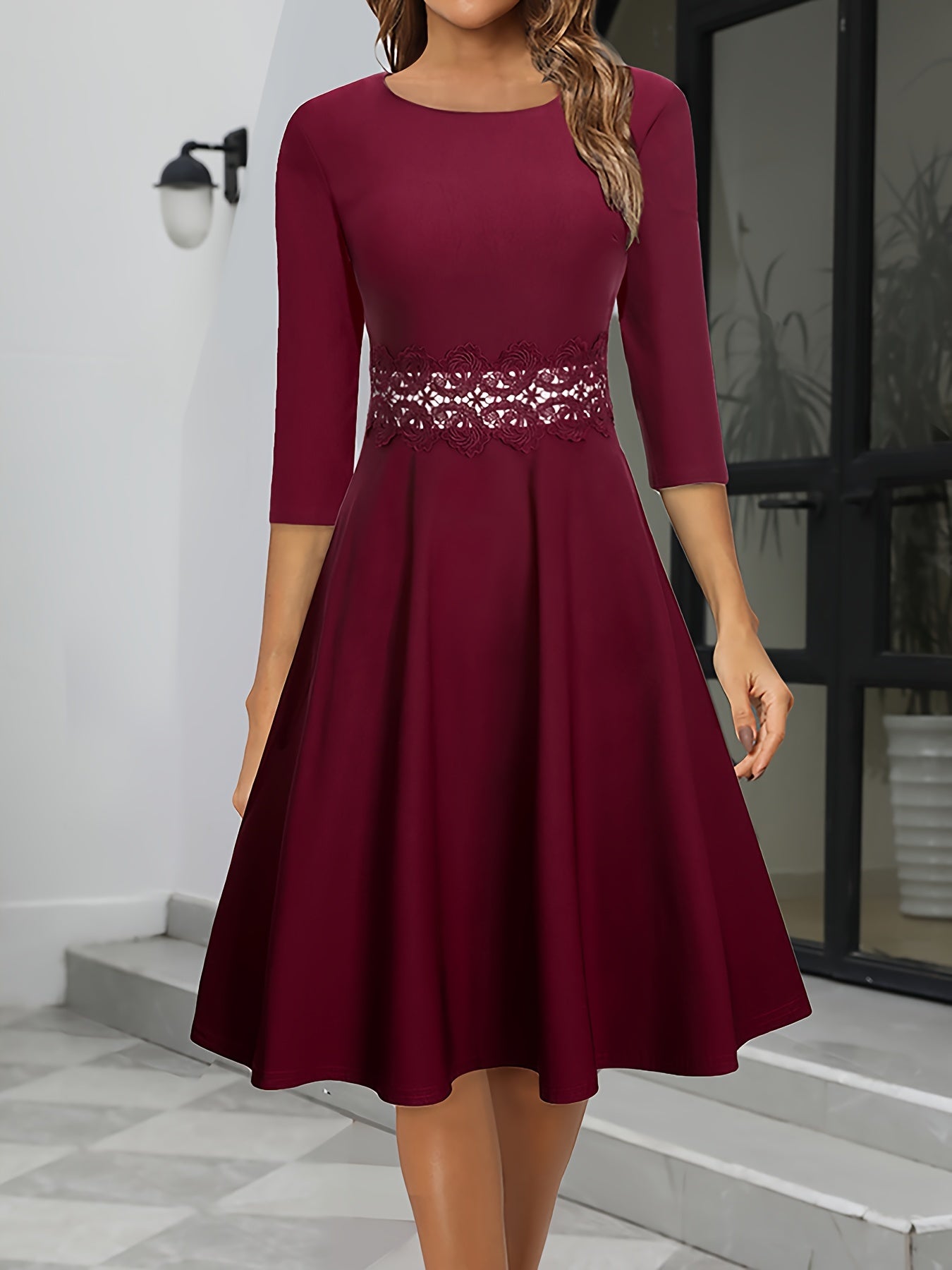 Damen Kleid | mittellange Silhouette mit ruhigem Aufbau
